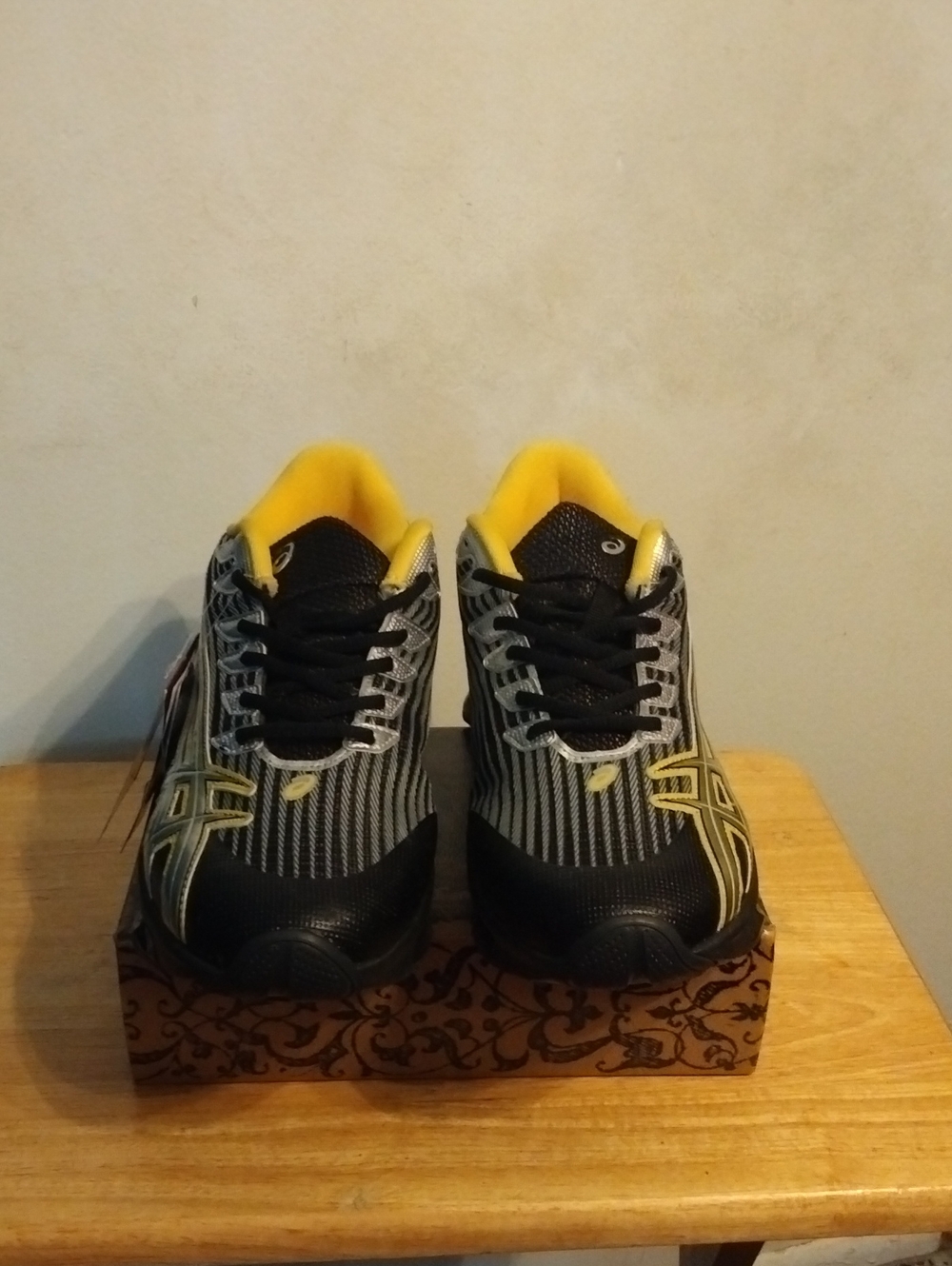 New Men's Black and Yellow Athletic Running Shoes Size 13